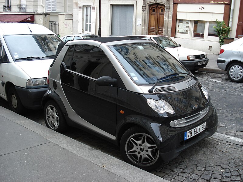 File:Smart, Rue Lepic, Paris 20 November 2006.jpg