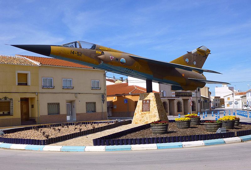 Archivo:Socuéllamos - Monumento al Mirage F1 (1).JPG - Wikipedia, la  enciclopedia libre