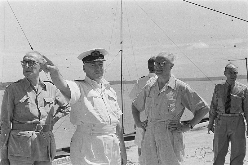 File:Soerabaja. Dr. C.P.M. Romme, in licht overhemd, met de maritiem commandant van S, Bestanddeelnr 137-2-6.jpg