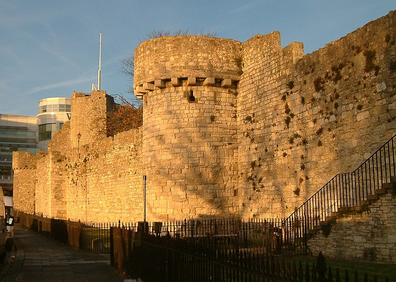 File:Southampton - mur medieval.JPG