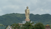 Zhongyuanin suuri buddha, sijaitsee prefektuurin Lushanin piirikunnassa.