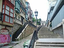 Stairs on either side, steep roadway in between (18823267655).jpg