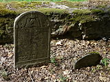 Čeština: Náhrobek se symbolem kohenských rukou na starém židovském hřbitově ve městě Brtnice, okres Jihlava. English: Gravestone with the symbol of Kohanim hands in the old Jewish cemetery in the town of Brtnice, Jihlava District, Vysočina Region, Czech Republic.