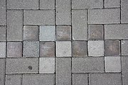 Kopfstein für ein Kinderheim in Leipzig-Connewitz mit Stolpersteinen für namentlich bekannte Opfer