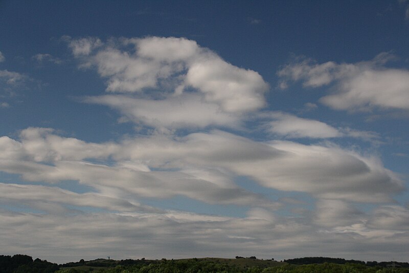 File:Stratocumulus lenticularis bei Mackenzell III.jpg