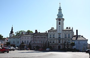 Strumień Rynek z ratuszem.jpg