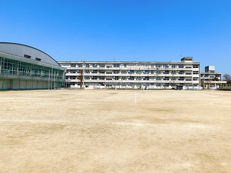 File:Suginome Elementary School 220403.jpg