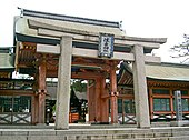 Sumiyoshi-torii, jonka pilarit ovat leikkaukseltaan suorakulmaisen muotoisia.