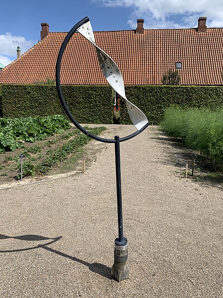 File:Sundial in Fredensborg Slotspark.jpg