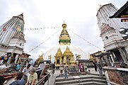 Blick auf die Swayambhunath Stupa mit ihren beiden Steinsäulen die zur Unterstreichung des optischen Eindrucks des Tempels erbaut wurden.