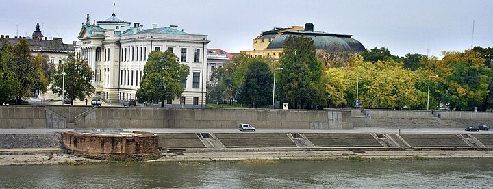 Panorama vido en Szeged kun riverbordo, muzeo kaj teatro