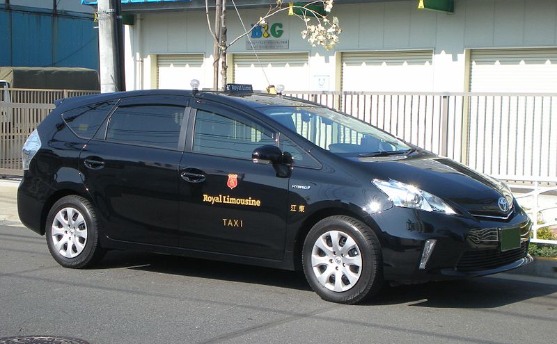 File:TOYOTA PRIUSα TAXI Royal Limousine Jpn 01.JPG