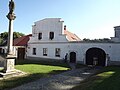 Čeština: Venkovská usedlost, nám. U Matky Boží 47, Telč. This is a photo of a cultural monument of the Czech Republic, number: 39420/7-5283. Památkový katalog  · MIS  · hledat obrázky  · hledat seznamy  · Wikidata