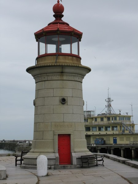 File:The West Pier lighthouse - geograph.org.uk - 1342158.jpg