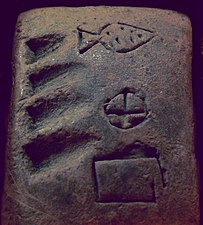 Tablette administrative d'Uruk IV, avec le chiffre 4 dans le système numérique N01, les pictogrammes KAŠ « bière », UDU « mouton », et un autre de sens inconnu (ZATU762). Pergamon Museum.