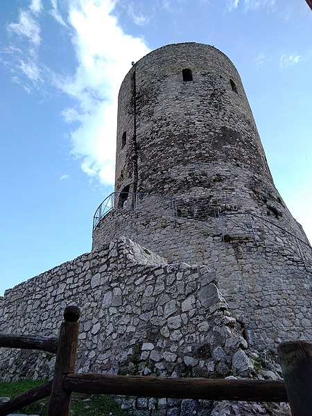 File:Torre Angioina di Summonte (AV).jpg