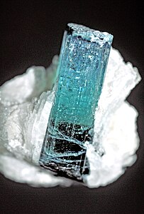 Indicolite sur albite (Pakistan) .jpg 1