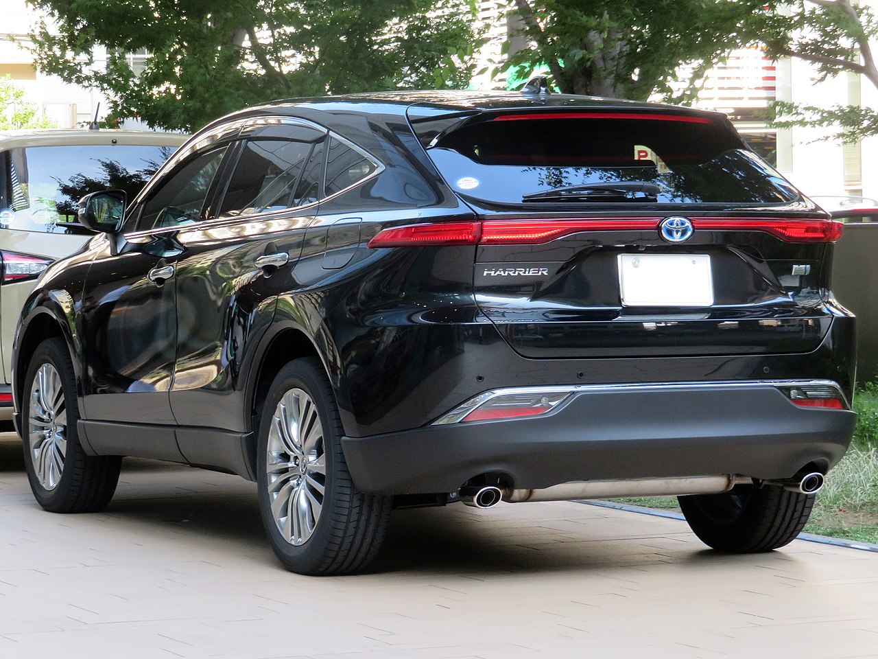 File:Toyota HARRIER HYBRID Z 2WD (6AA-AXUH80-ANXSB) rear.jpg