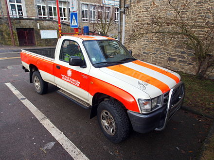 vehicule logistique tout terain 440px-Toyota_Hilux_24TD_Service_Incendie_Houffalize_pic2