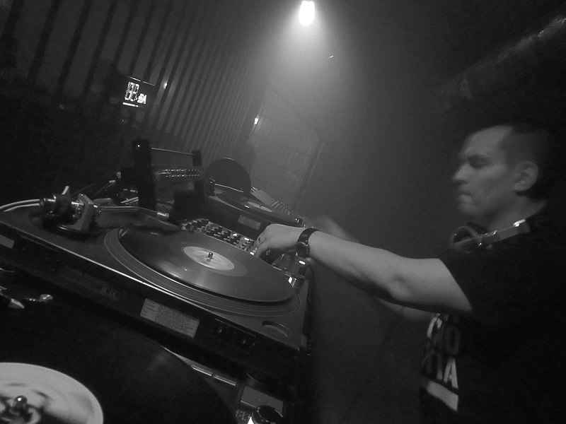 File:Tresor Nightclub Berlin DJ BW 1.jpg