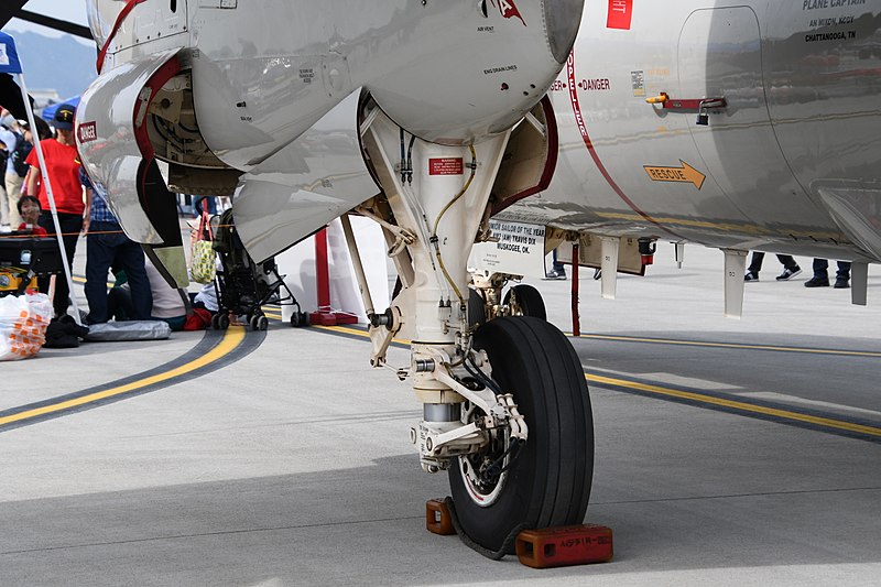 File:U.S.NAVY E-2D Advanced Hawkeye(168991) of VAW-125 left main landing gear left rear view at MCAS Iwakuni May 5, 2018 02.jpg