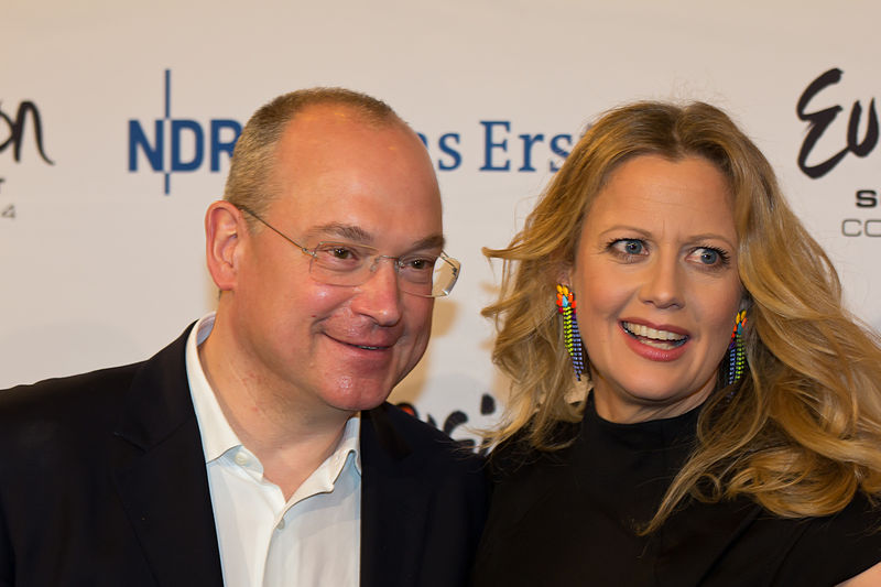 File:Unser Song für Dänemark - Pressekonferenz mit 8 Acts - Thomas Schreiber und Barbara Schöneberger-1860.jpg