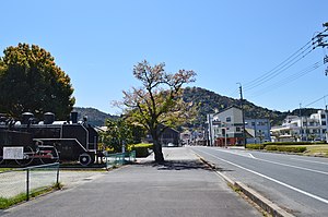 车站遗址（2019年4月） 路基（左右）、C11 75（左）、打吹山（日语：打吹山）（后方）