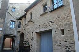 Passage de la Rue des Remparts, cœur du village.