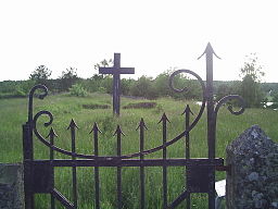 Den gamle kirkegårdslåge ved kirkeruinen