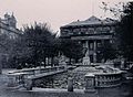 La fontana del padre Reno di fronte al teatro dell'opera, intorno al 1900.