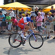 Foto van een hardloper op zijn fiets.