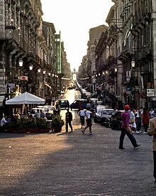 La via Garibaldi e sullo sfondo la Porta Garibaldi al Fortino