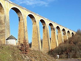 Der Viadukt im niedrigen Winkel.