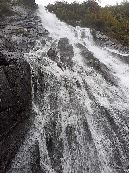 File:Vidraru cascade.jpg