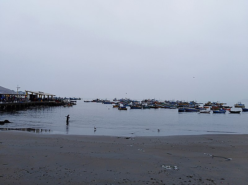 File:Vista al muelle en Ancón.jpg