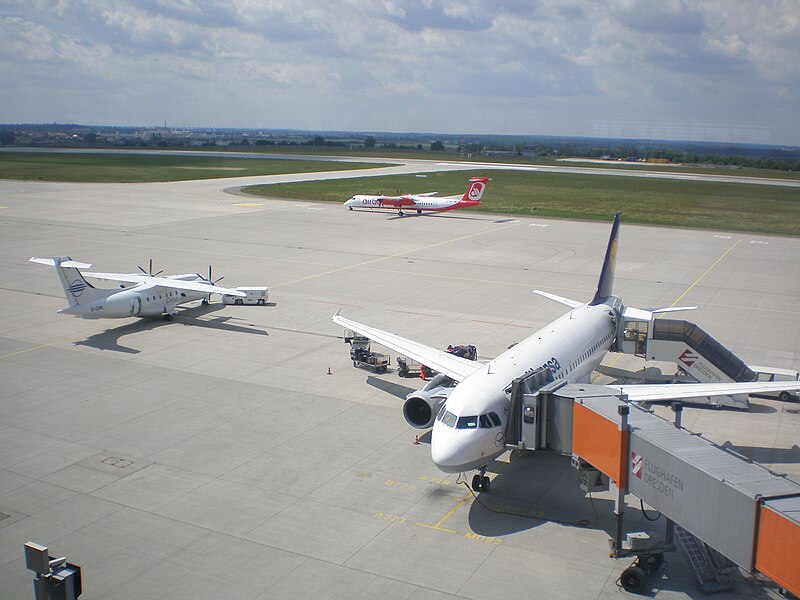 File:Vorfeld des Flughafen Dresden.JPG