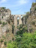 Vue du Puente Nuevo depuis les murailles.jpg