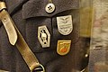 Frontkjempermerke på uniform for Rikshirden. Også jakkemerker for NS' landsstevne i 1935 og partiets «8. riksmøte» i Oslo høsten 1942.[2] Foto: Fra Lofoten Krigsminnemuseum