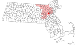 マサチューセッツ州におけるミドルセックス郡（ピンク）とウォルサム市（赤）の位置