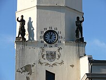Wappen am Turm des ehe­ma­li­gen Neu­städt­er Rat­hau­ses
