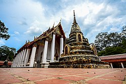 Ubosot (Haupthalle) und Chedi (Pagode) von Wat Khanon, einem örtlichen alten Tempel