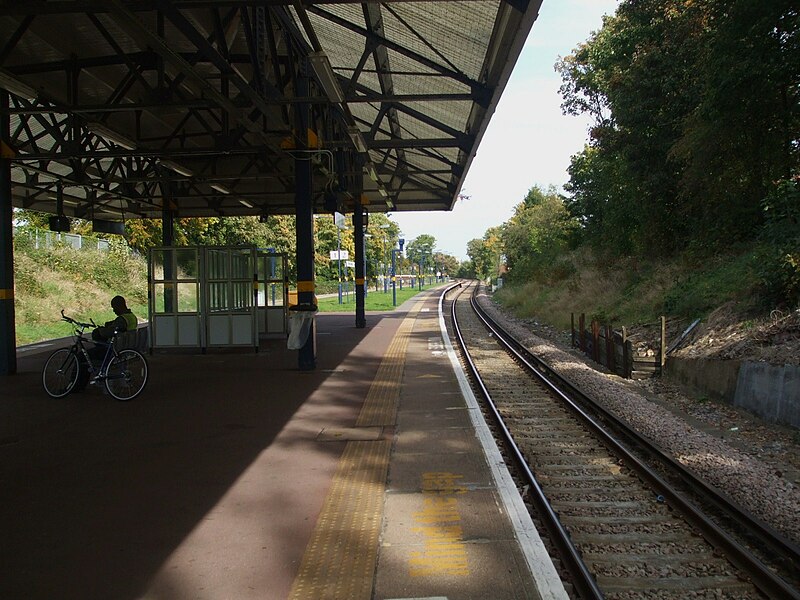 File:West Sutton stn look north.JPG