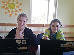 Children from Arevatsag Wiki-club editing articles on Yerevan