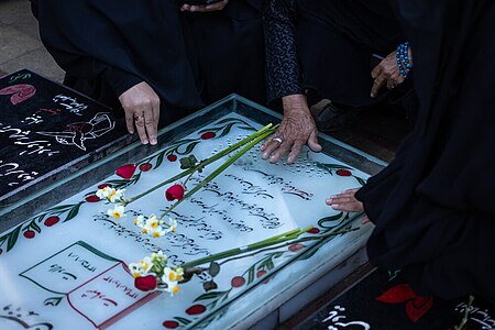 ไฟล์:Women_reciting_Fatiha_on_Qasem_Soleimani's_grave_01.jpg
