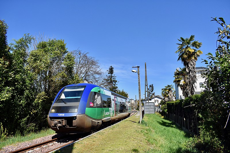 File:X73500 en gare de La Croix-du-Prince.jpg