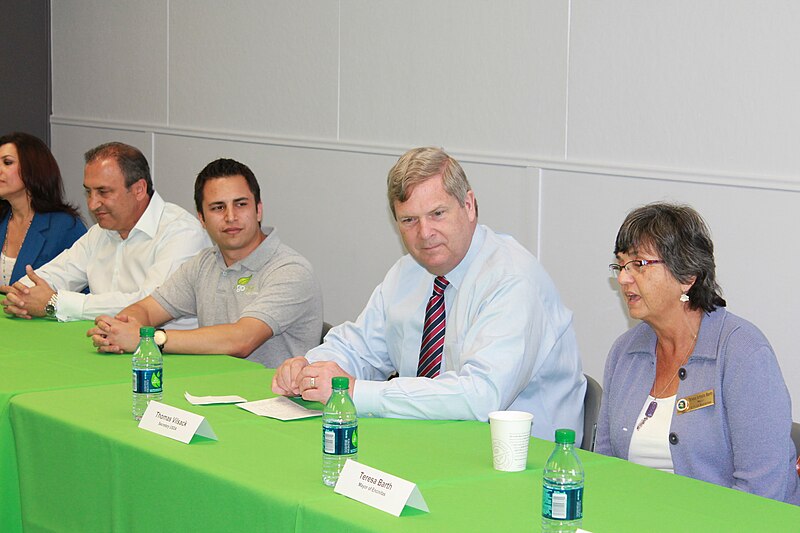File:(R to L) Encinitas, California Mayor Teresa Barth, Agriculture Secretary Tom Vilsack, GoGreen Agriculture Chief Executive Officer Pierre Suleiman, and organic producers at a roundtable discussion in Encinitas, CA.jpg