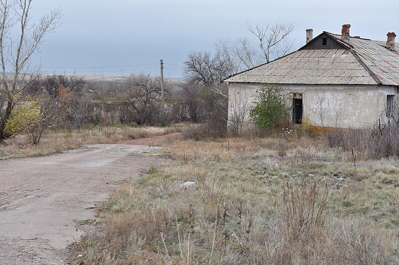 File:Въезд на поселок. Нежилой барак.jpg