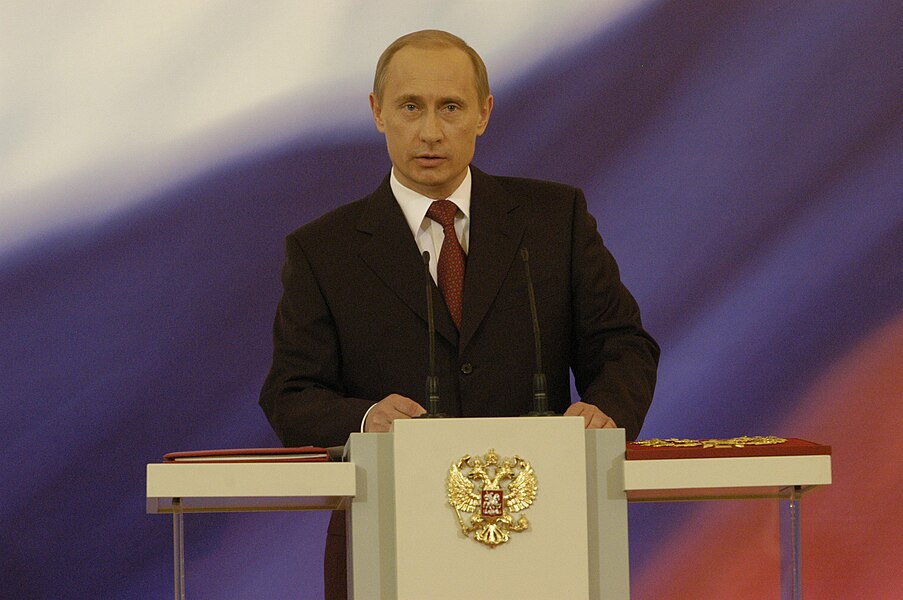 Во время инаугурации 7 мая 2004 года Президент России Владимир Путин клянётся соблюдать действующую Конституцию России, положив на неё руку.