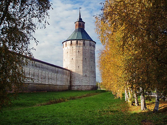 Московская (Ферапонтовская) башня Кирилло-Белозерского монастыря.JPG