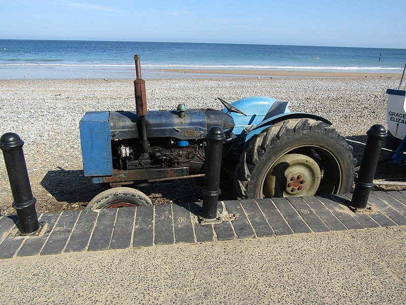 File:-2021-09-22 Fordson major tractor, East Beach, Cromer, Norfolk, England.JPG